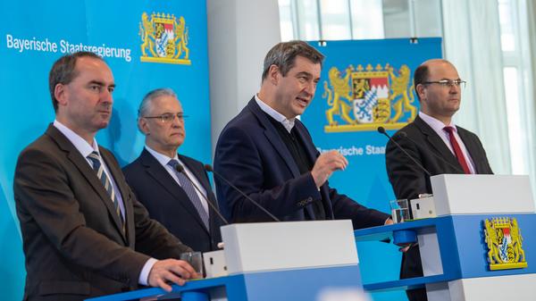 Zur Eindämmung des Coronavirus gelten in ganz Bayern umfangreiche Regelungen. Wer dagegen verstößt, der muss mit empfindlichen Strafen rechnen. Das bayerische Gesundheitsministerium hat dazu einen Bußgeldkatalog erlassen, der auflistet, welche Strafen bei den Verstößen drohen. Dieser soll allen Kreisverwaltungsbehörden in Bayern als Richtschnur zur Verfügung stehen, die für die Bußgeldbescheide zuständig sind.