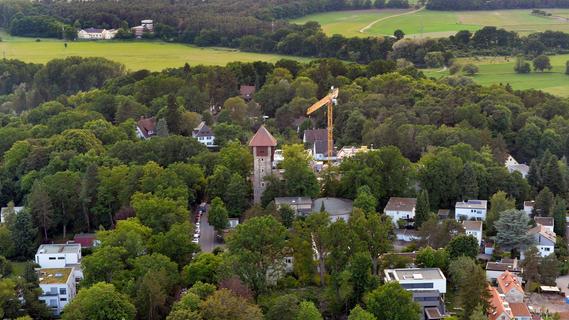 Kurzen Prozess gemacht: Grundstücksbesitzer stutzt Bäume am Erlanger Burgberg