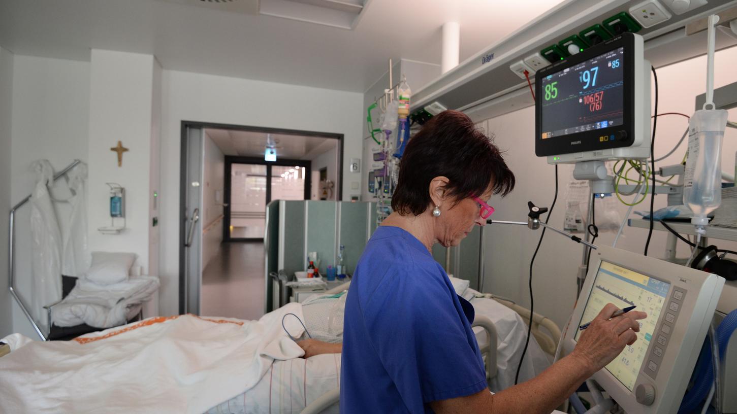 Schlecht bezahlt - aber sehr systemrelevant: Eine Krankenschwester betreut einen Patienten auf der Intensivstation.