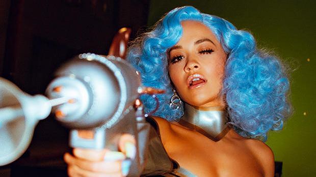 Rita Ora will mit anderen Popstars ein Benefiz-Konzert online präsentieren.