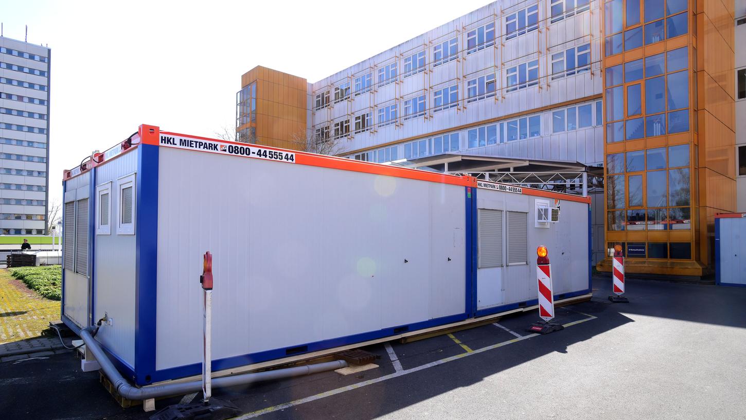 Hinter dem Klinkum enstehen in Containern Räume für die ambulante Behandlung von Patienten.