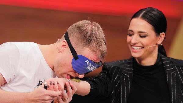 Nachdem seine Frau Amira sich den Erreger eingefangen hat, erwischte es auch den TV-Komiker. Es ging ihm aber im Großen und Ganzen gut, ließ der 42-Jährige seine Fans auf Instagram wissen. Bis Anfang April mussten die beiden in Quarantäne.