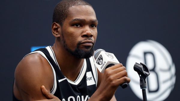 Superstar Kevin Durant und drei weitere Profis der Brooklyn Nets aus der NBA sind ebenfalls bereits im Frühjahr positiv auf das Coronavirus getestet worden. Durant habe jedoch keine Symptome gezeigt.