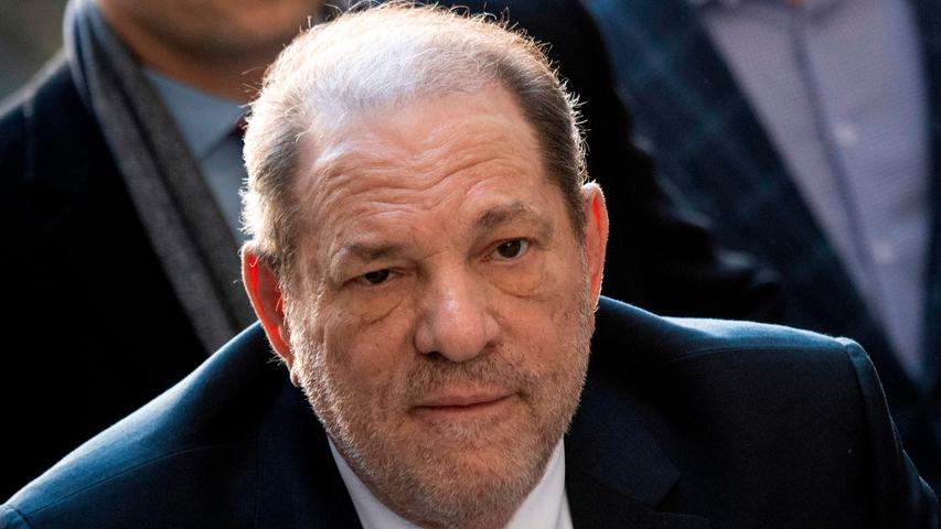 Der wegen Sexualverbrechen verurteilte frühere US-Filmproduzent Harvey Weinstein hatte sich ebenfalls mit dem Coronavirus infiziert. Der 68-Jährige sei nach der Diagnose in der Haftanstalt Wende im US-Bundesstaat New York isoliert untergebracht worden.
