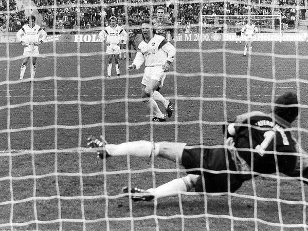 Selbstbewusst vom Punkt: Sergio Zarate trifft aus elf Metern und dreht die Partie gegen die Bayern noch vor der Halbzeit zu Gunsten des FCN. Selbstbewusst vom Punkt: Sergio Zarate trifft aus elf Metern und dreht die Partie gegen die Bayern noch vor der Halbzeit zu Gunsten des FCN.
