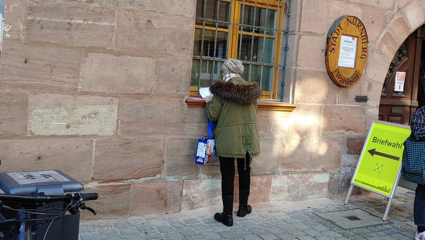 Da wird das Fensterbrett mal eben zur Wahlkabine umfunktioniert. Viele Nürnbergerinnen und Nürnberger waren am Samstag im Wahlamt, um sich Ersatz-Wahlscheine zu holen oder ihre - reichlich spät erhaltenen - Briefwahlunterlagen einzuwerfen.