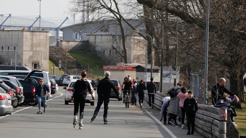 Von wegen Ausgangsbeschränkung: Menschenmassen in Nürnberg