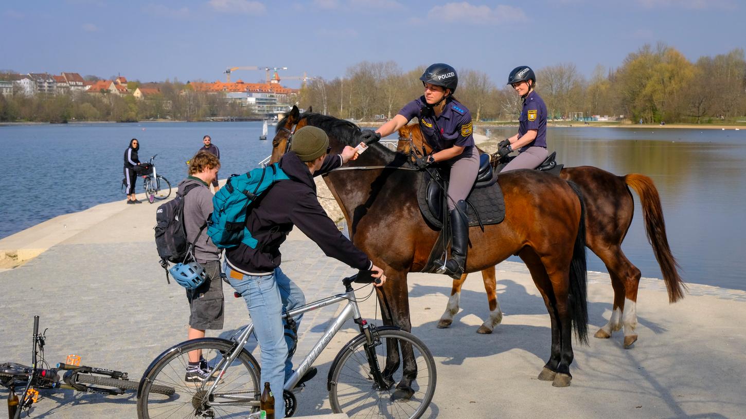 Eine Reiterstaffel war im Einsatz, um Menschenansammlungen trotz Frühlingswetter Einhalt zu gebieten.
