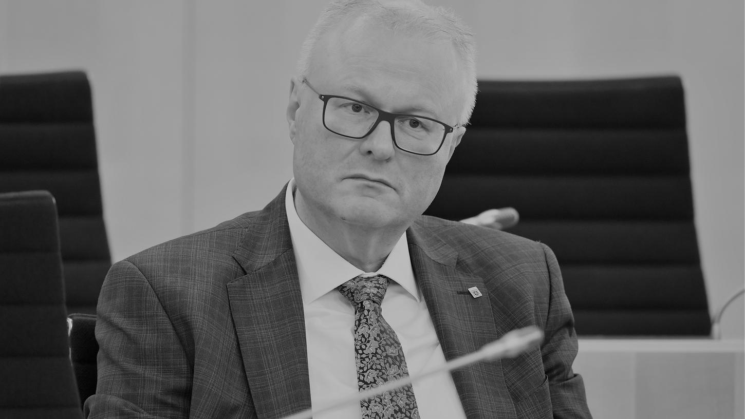 Schäfer war seit dem Jahr 2010 Finanzminister in Hessen. Er galt als wichtige Figur im hessischen Kabinett und wurde immer wieder als möglicher Nachfolger für den Ministerpräsidenten und CDU-Landeschef Volker Bouffier genannt.