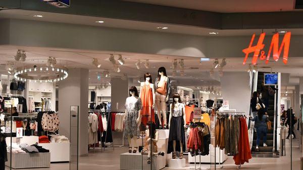 Der Eingang zu einer H&M-Filiale in den Potsdamer Platz Arkaden: Die Handelskette stoppt vorerst die Mietzahlungen für ihre Läden, Adidas hat diesen Schritt ebenfalls vollzogen.