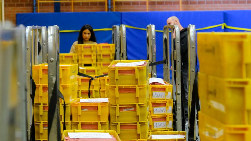 Logistische Herausforderung: Hier sortieren Nürnberger Helfer Wahlbriefe