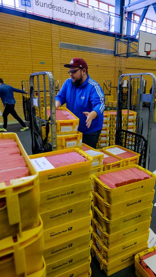 Logistische Herausforderung: Hier sortieren Nürnberger Helfer Wahlbriefe