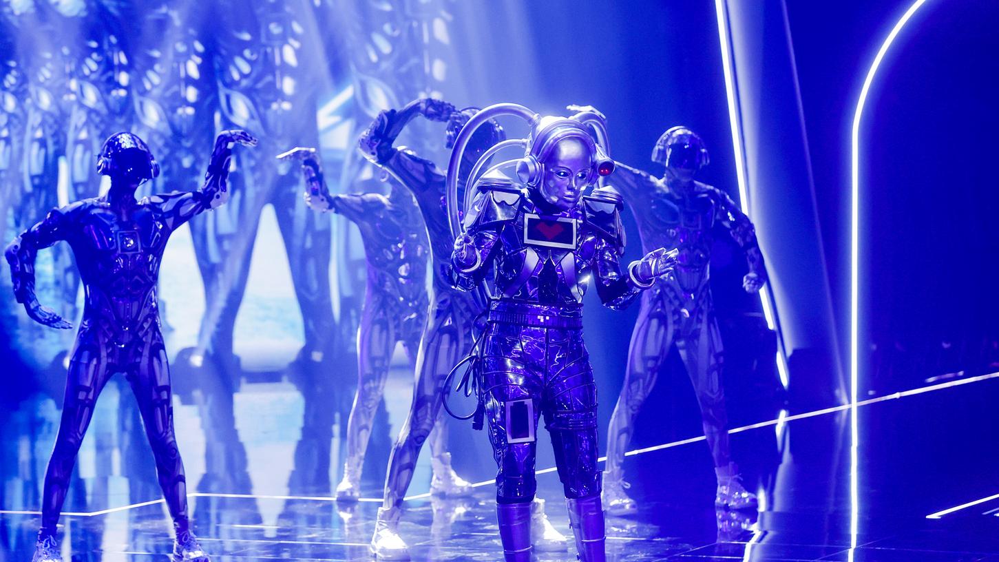 Die Figur "Der Roboter" steht bei einem Auftritt in der ProSieben-Show "The Masked Singer" auf der Bühne. Die TV-Show wird wegen zwei Fällen des Coronavirus im Team unterbrochen.