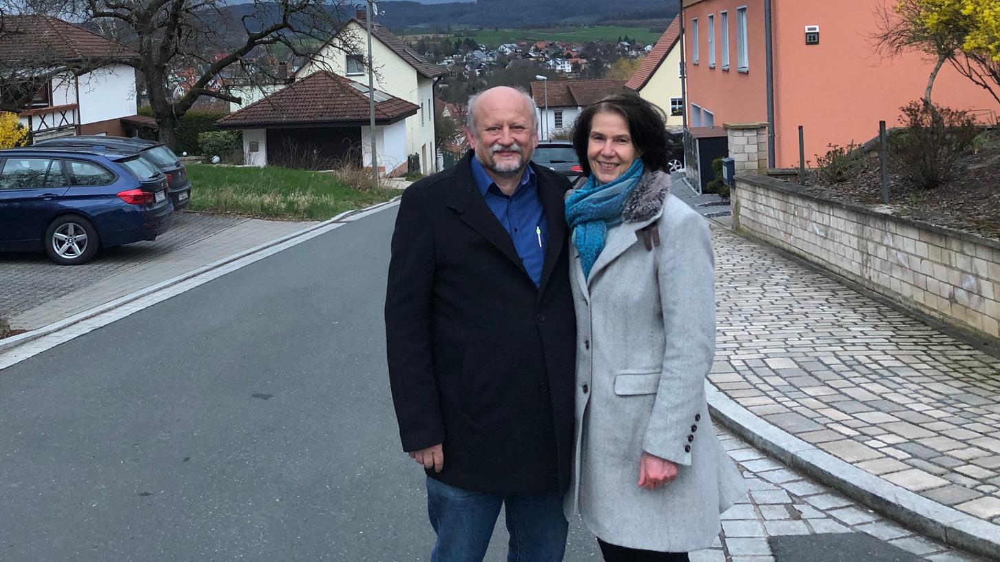 Ernst Strian von der Liste "Demokratie Kunreuth" wird neuer Bürgermeister von Kunreuth. Hier im Bild nach dem Wahlerfolg mit seiner Frau Annette.