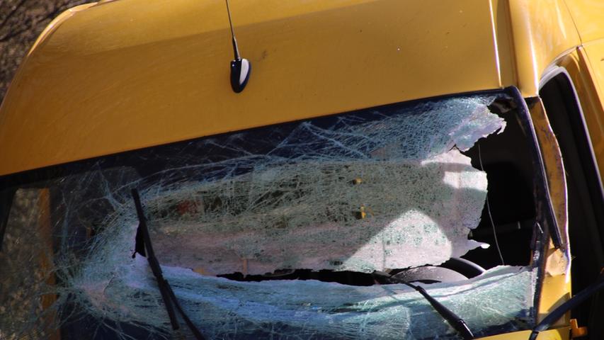 Ladung durchschlägt Frontscheibe: Transporterfahrer stirbt im Kreis Fürth