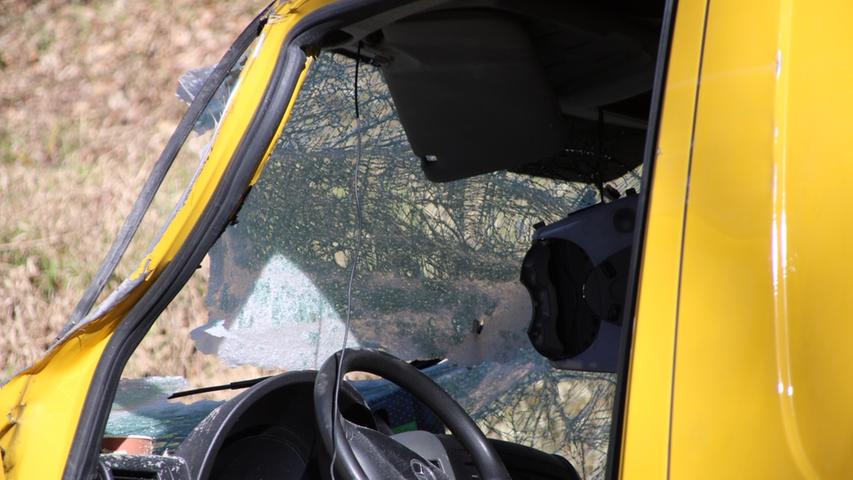 Ladung durchschlägt Frontscheibe: Transporterfahrer stirbt im Kreis Fürth