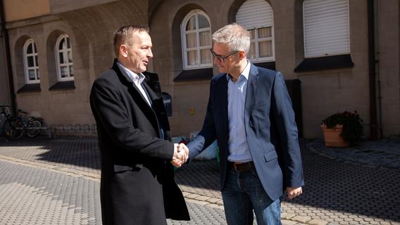 Udo Schönfelder (li.) gratuliert OB Uwe Kirschstein per Handschlag zum Wahlerfolg.