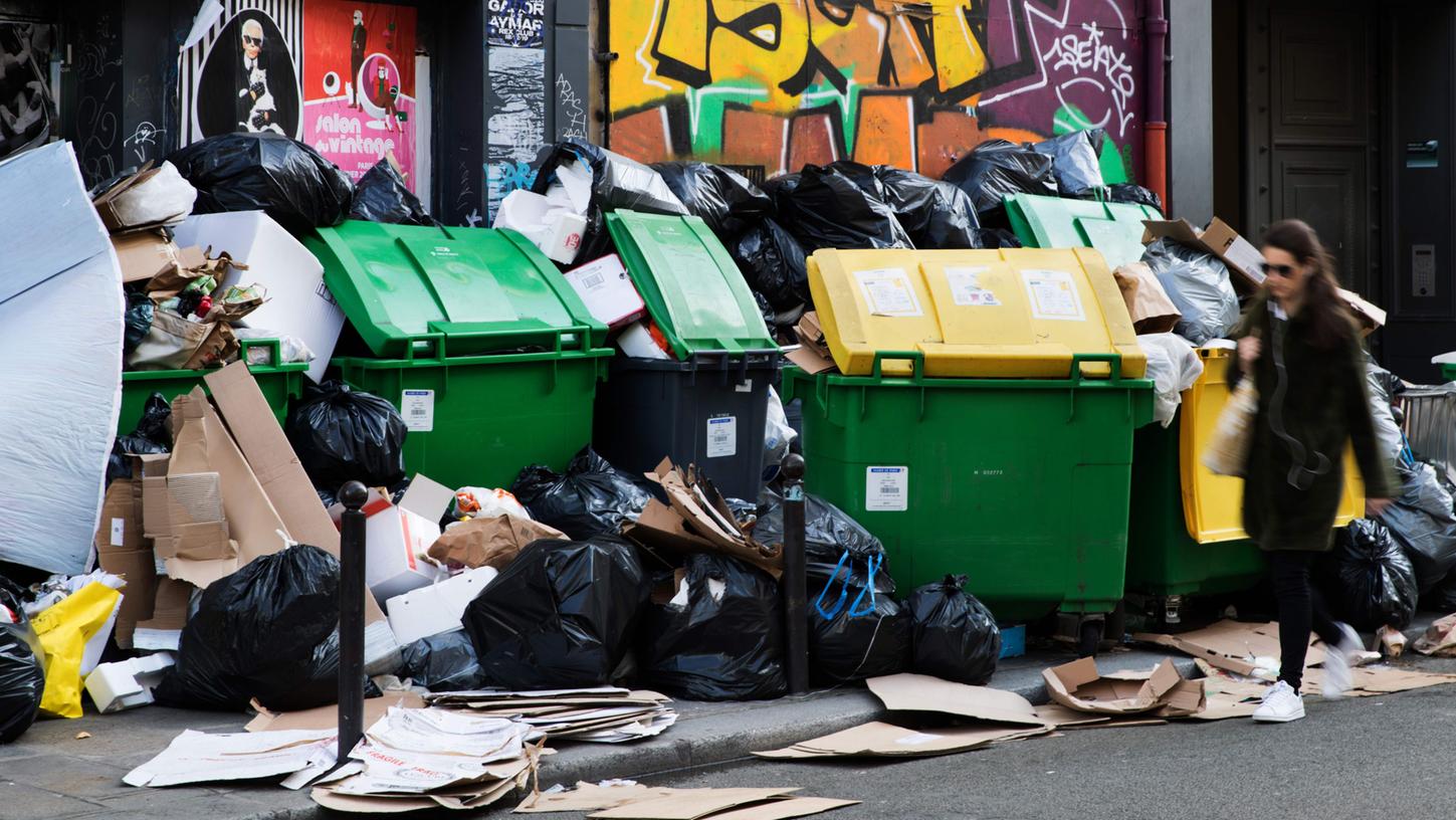 Drohen durch das Coronavirus bei uns solche Bilder? Bei diesem in Frankreich aufgenommenen Foto war ein Streik für den Müllberg verantwortlich. Doch auch hierzulande wird es wegen der Virus-Krise immer schwieriger, den Müll zu entsorgen.