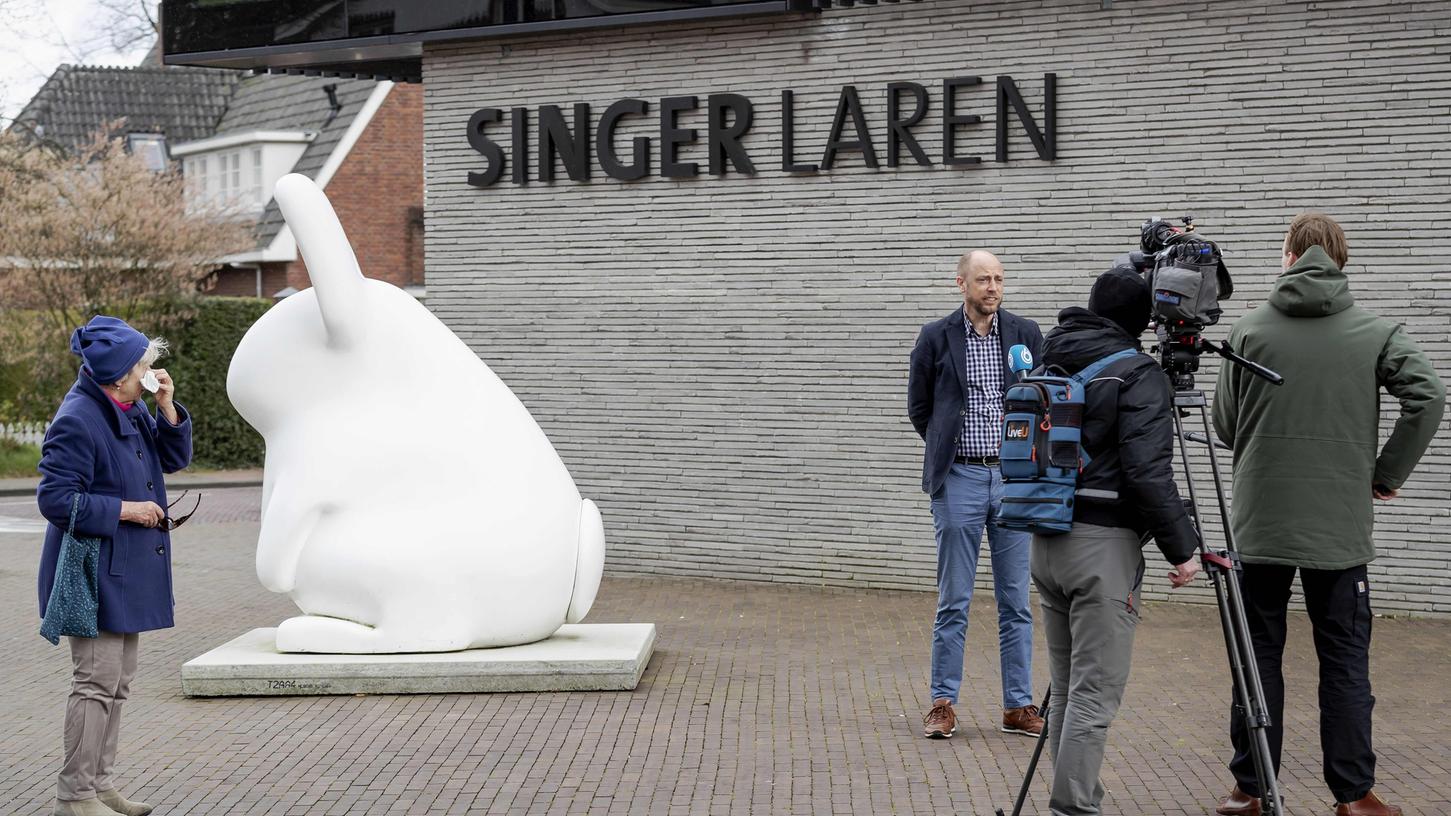 Presseerklärung vor dem Singer Laren Museum, aus dem vergangene Nacht das Gemälde "Der Pfarrgarten von Nuenen" gestohlen worden ist.