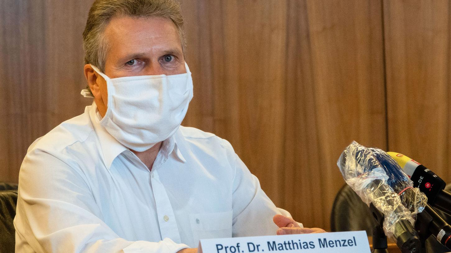 Matthias Menzel, Ärztlicher Direktor im Klinikum Wolfsburg, spricht mit einem Mundschutz bei einer Pressekonferenz im Rathaus.