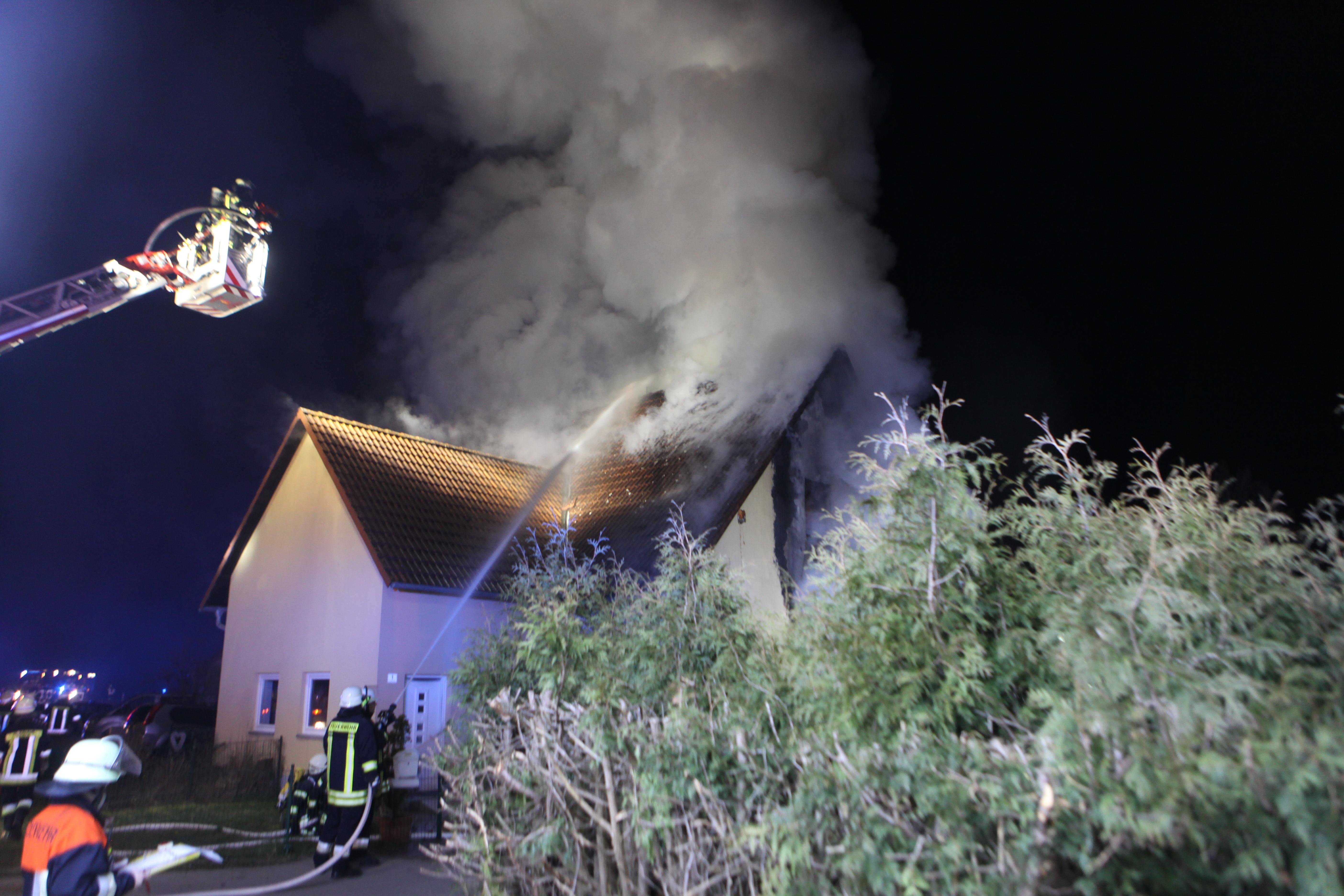 Nächtlicher Wohnhausbrand: 75-Jährige stirbt in Leutershausen - Ansbach