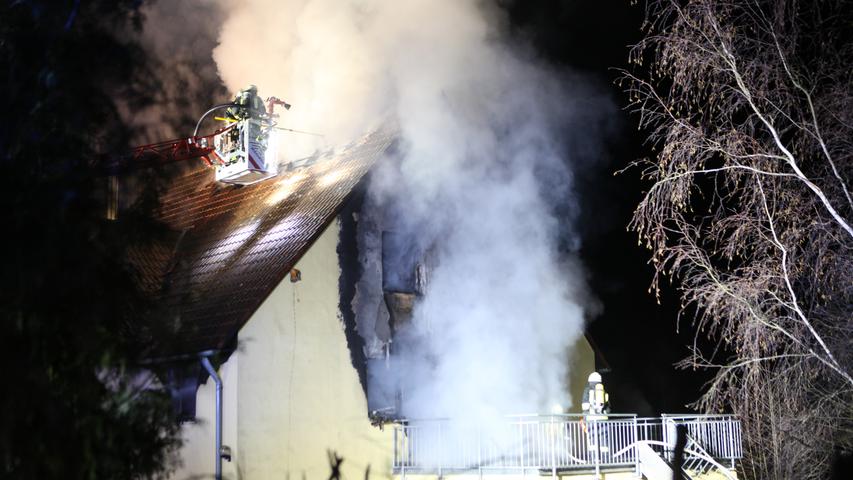 Nächtlicher Wohnhausbrand: 75-Jährige stirbt in Leutershausen