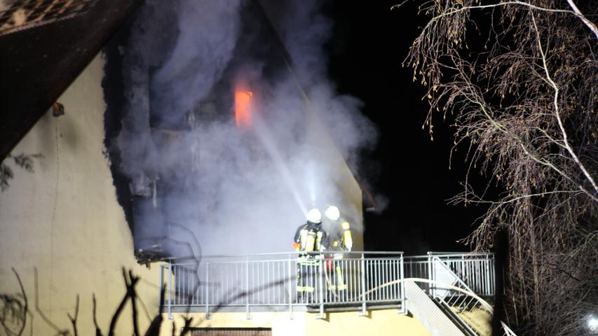 Nächtlicher Wohnhausbrand: 75-Jährige stirbt in Leutershausen