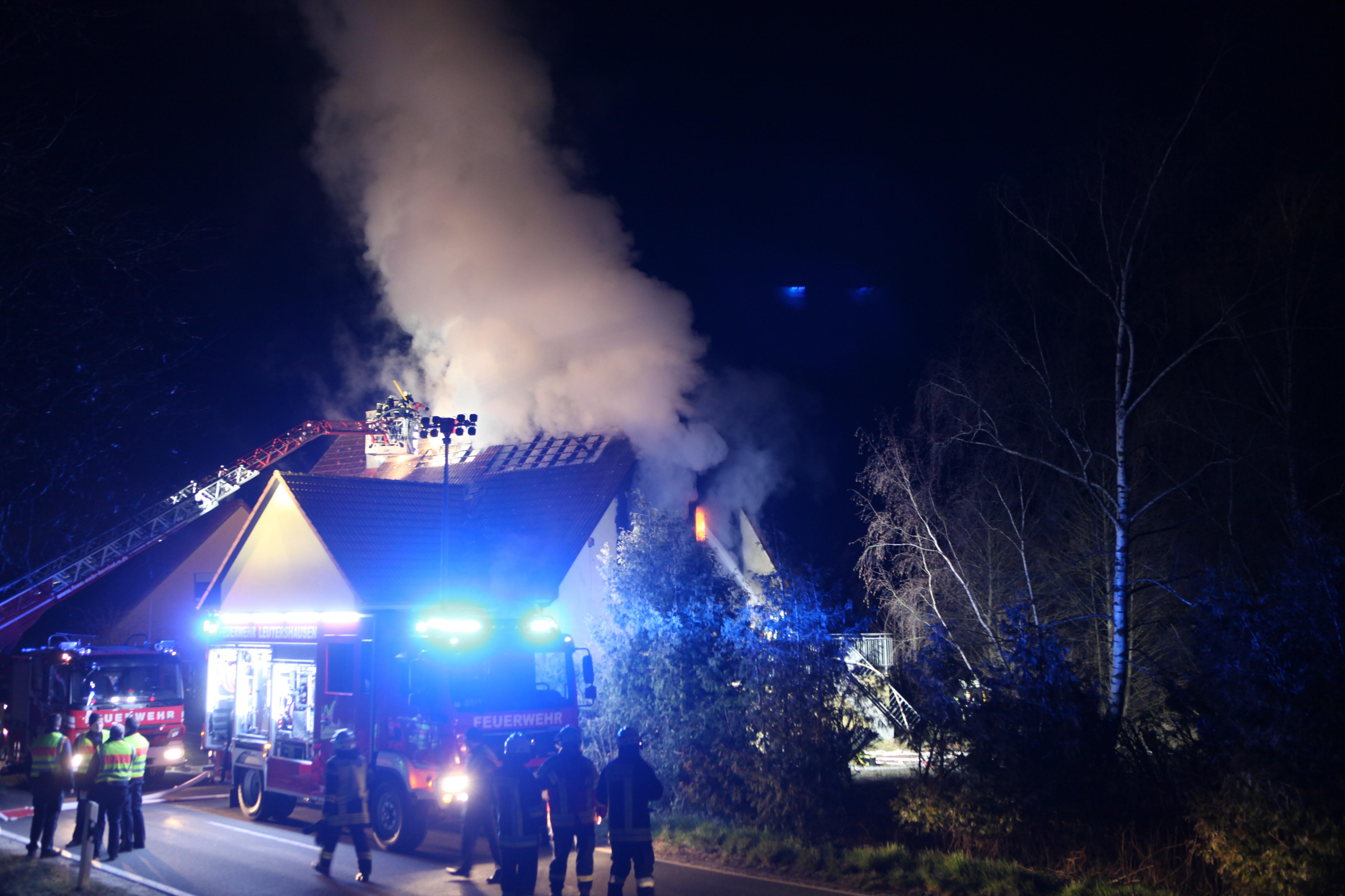 Nächtlicher Wohnhausbrand: 75-Jährige stirbt in Leutershausen - Ansbach