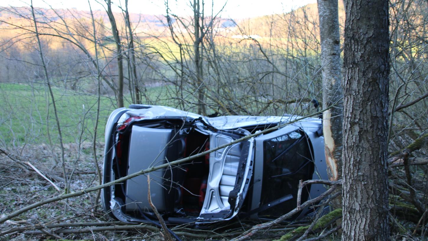 Cabrio kracht bei Berg in eine Baumgruppe