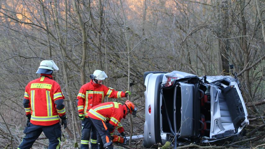 Unfall bei Berg: Cabrio crasht  eine Baumgruppe
