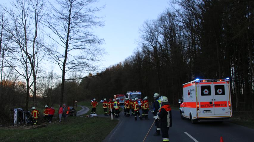 Unfall bei Berg: Cabrio crasht  eine Baumgruppe