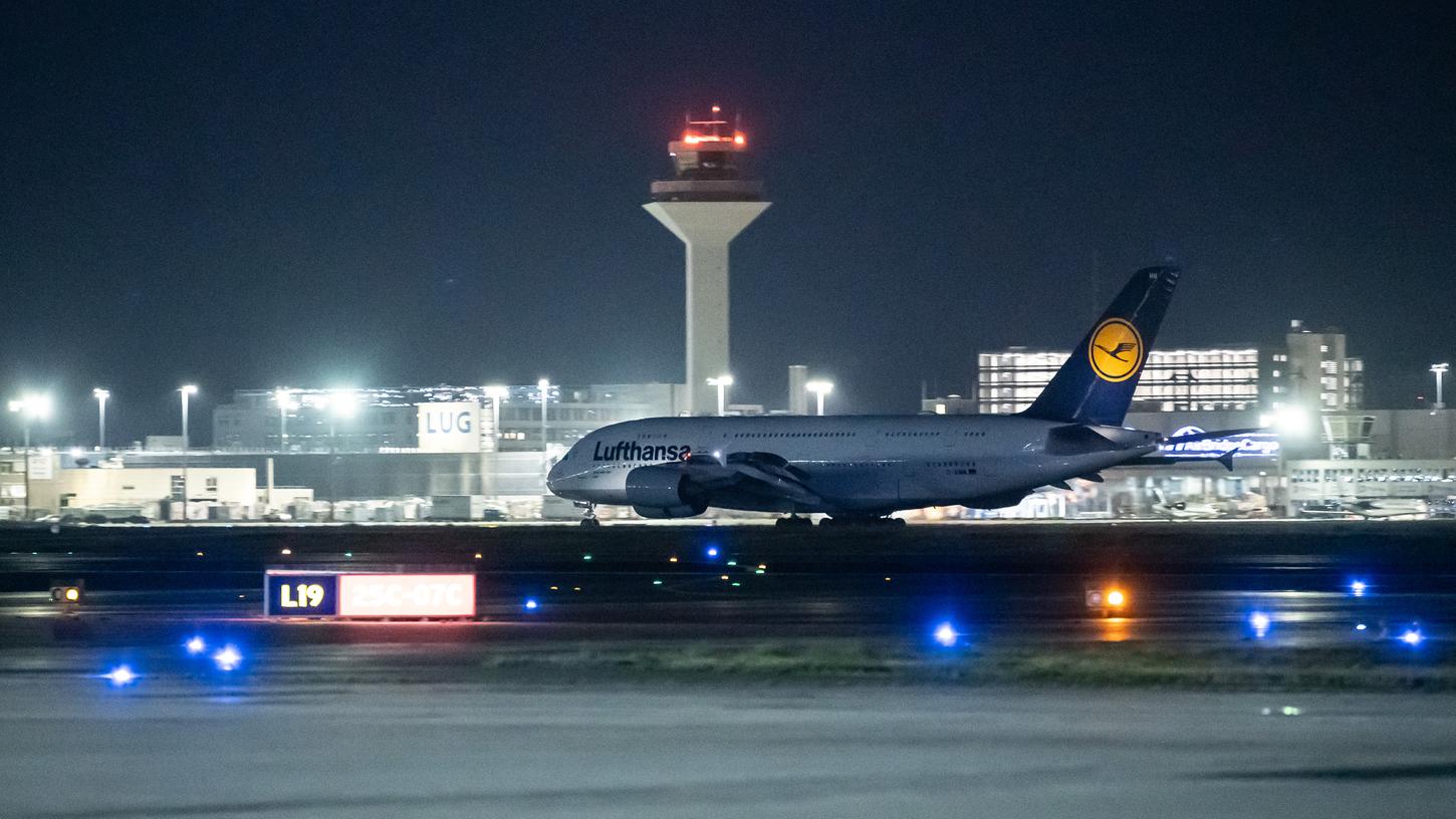 Ein Airbus der Lufthansa am Frankfurter Airport: Die Zahl der Flugbewegungen ist im Zuge der Corona-Krise stark eingebrochen.
