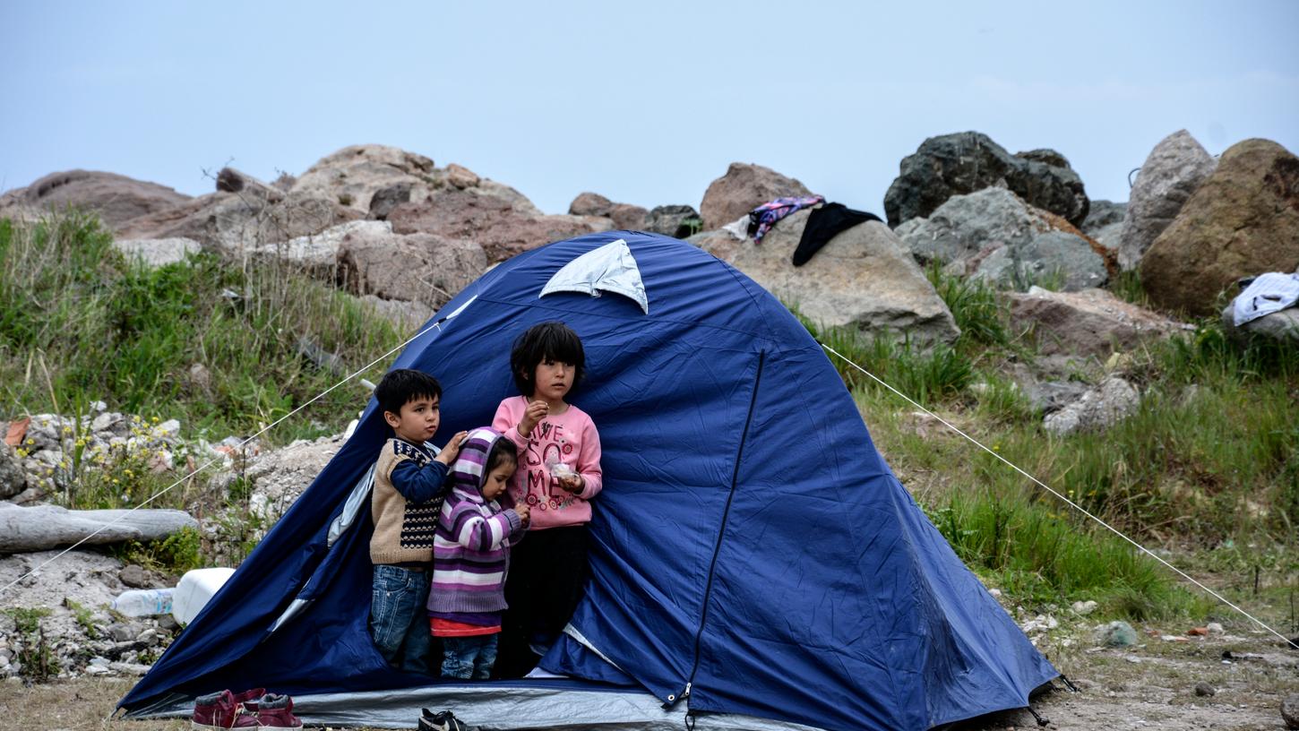 Etwa 56 Migranten, die in den vergangenen Tagen mit Schmugglerbooten aus der Türkei nach Lesbos kamen, wurden in den letzten drei Tagen in kleinen Zelten in Petra unter Quarantäne gestellt.