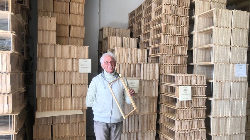 ... wie man sehen kann. Mittlerweile zählt der Betrieb zu einem der führenden Imkerfachgeschäfte in Bayern. Hier steht Kurt Amert mit seiner aufälligen roten Brille zwischen seinen Produkten. Zu seinem Geschäft gehört dieser große Lagerraum, iin dem er zum Beispiel Rähmchen für Honigwaben lagert.