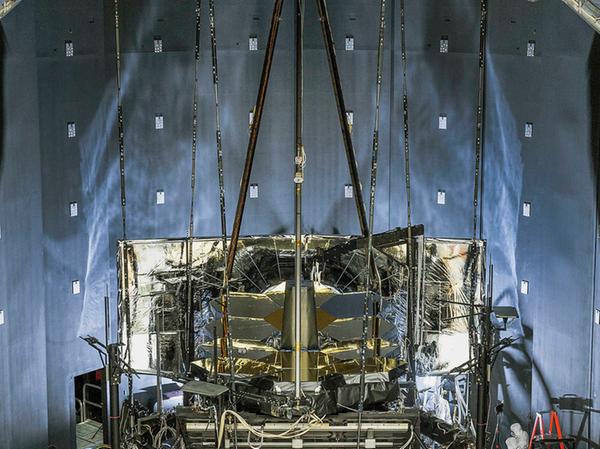 In der thermischen Vakuumkammer wird das James Webb Teleskop testweise aufgebaut und die Bedingungen im All werden simuliert.