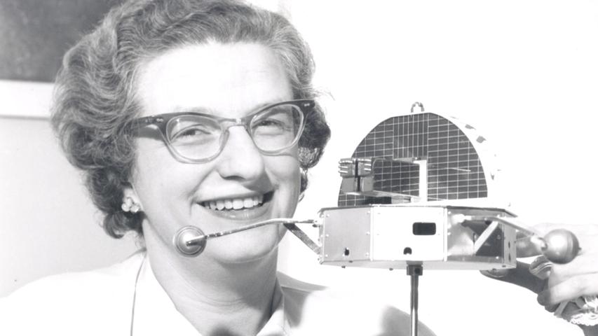 Dr. Nancy Grace Roman von der Nasa präsentiert 1962 ein erstes Modell eines Weltraumteleskops.