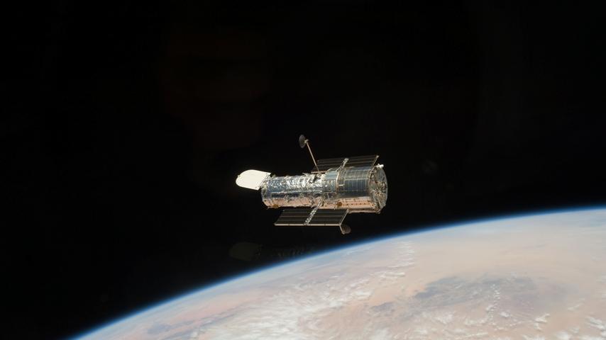 Seitdem umkreist Hubble die Erde in ungefähr 600 Kilometern Höhe die Erde in etwas über 90 Minuten einmal.