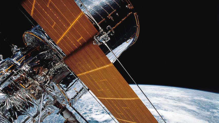 Noch immer zieht Hubble seine Runden über der Erde. Man erkennt die Größe des Instruments.