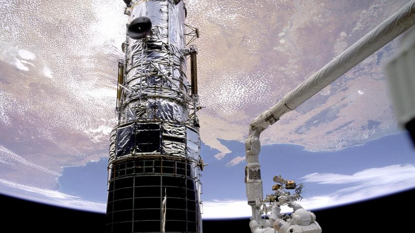 2011 wurde die wahrscheinlich letzte Reparatur und Aufrüstung an Hubble vorgenommen und das Teleskop wieder zurück in eine höhere Umlaufbahn gebracht. Denn weil es in seiner Umlaufbahn 600 Kilometer über der Erde noch viele Gasteilchen aus unserer Atmosphäre gibt, wird Hubble leicht, aber konstant abgebremst.