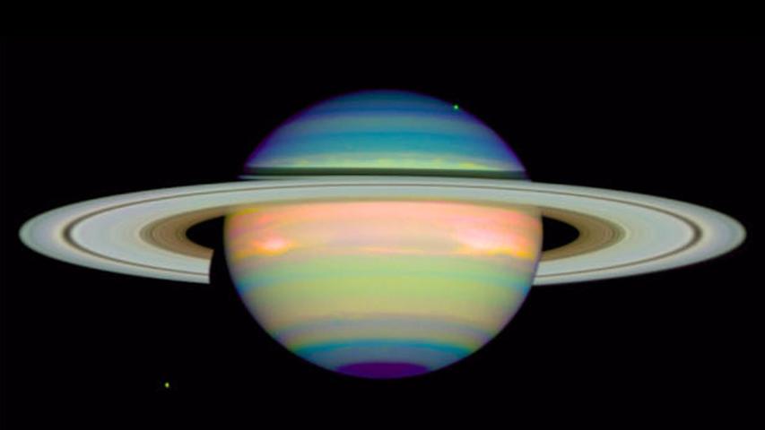 So schön sieht Hubble den Saturn. Gestochen scharf sind die Konturen, die Farben strahlen. Ein Teleskop könnte das Bild von der Erde aus so nicht einfangen.