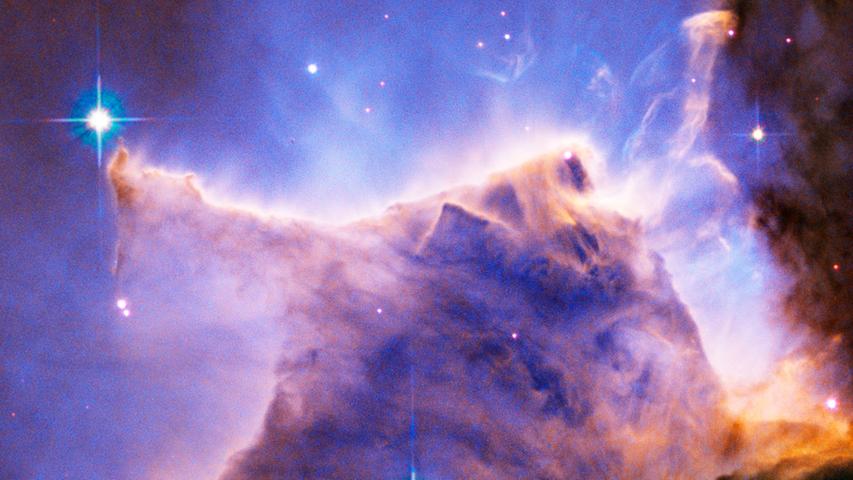 Der Adlernebel war eines der spektakulärsten Fotos, die Hubble zur Erde funkte. Am 24. April 1990 reiste das bislang mit Abstand teuerste astronomische Gerät im Bauch des Shuttles Discovery ins All, von vielen mit Argwohn begleitet. Die ersten Fotos waren ein Desaster, doch seit einer Reparaturmission sendet Hubble unentwegt Atem beraubende Bilder zur Erde. Die zeigen uns unter anderem den Urknall oder beweisen die Existenz schwarzer Löcher. Zunächst für zehn Jahre angelegt, ist seine Mission auch nach 30 Jahren noch nicht zu Ende. Seine Nachfolge wird das Webb-Teleskop antreten. Hier die bislang schönsten Bilder der Stars im All.