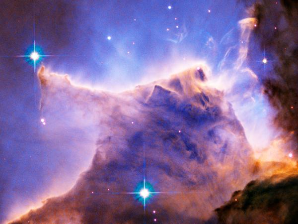 Der Adlernebel ist eines der schönsten Objekte, hier sieht man deutlich die Brillanz der Fotos, die Hubble zur Erde schickt. Derartiges hat die Menschheit vorher nicht gesehen.