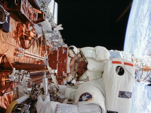 1993 müssen Astronauten dem Teleskop eine Brille aufsetzen und neue Solarpanel installieren.