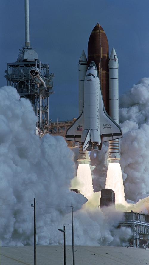 Am 24. April 1990 bringt das Shuttle Discovery Hubble ins All.