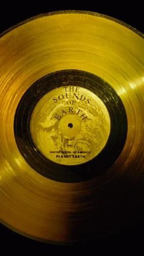 Die Voyager-Sonden haben goldene Schallplatten mit Botschaften der Menschheit an Bord - falls sie irgendwan von Außerirdischen gefunden werden.