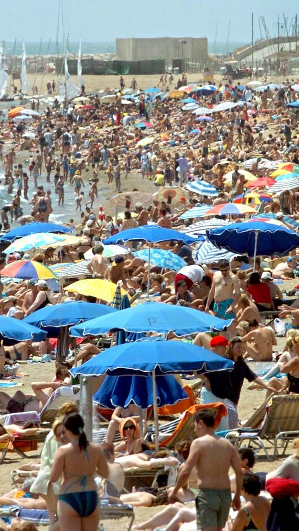 Der Hausstrand von Barcelona ist an sonnigen Frühlingstagen eigentlich regelrecht überfüllt,...