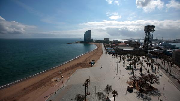 ... doch chillende Badegäste sind seit der Corona-Krise am Platja der Barceloneta nicht mehr anzutreffen.