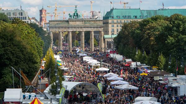 Nicht nur zum Tag der Deutschen Einheit oder zum Jahreswechsel tummeln sich auf der langen Meile vor dem Brandenburger Tor die Touristen.