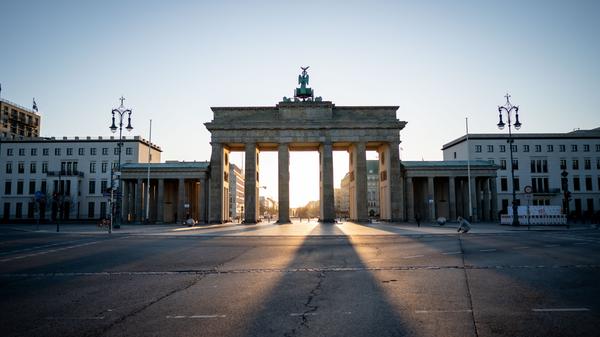 Seit der Verkündung der Ausgangsbeschränkung in Deutschland sind vor dem berühmten Wahrzeichen allerdings kaum mehr Menschen anzutreffen.