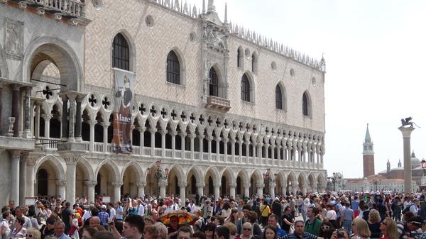 Auch die Stadt Venedig kann sich mit ihrem berühmten Markusplatz und dem Dogenpalast sonst kaum vor Touristen retten. Vor allem in der Hochsaison ist die Stadt überlaufen. Um den Overtourism einzudämmen, sollten Kreuzfahrt-Passagiere und Tagestouristen eigentlich ab dem 1. Juli 2020 Eintritt zahlen.